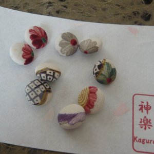 Photo1: Flower buttons (6 pcs) made of kimono fabric