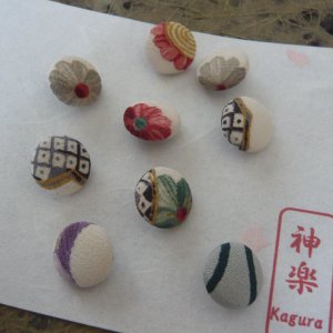 Photo4: Flower buttons (6 pcs) made of kimono fabric