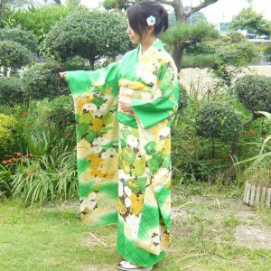 Photo1: Graceful flower design and vivid green. Vintage Kimono Frisode
