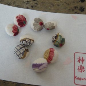 Photo: Flower buttons (6 pcs) made of kimono fabric