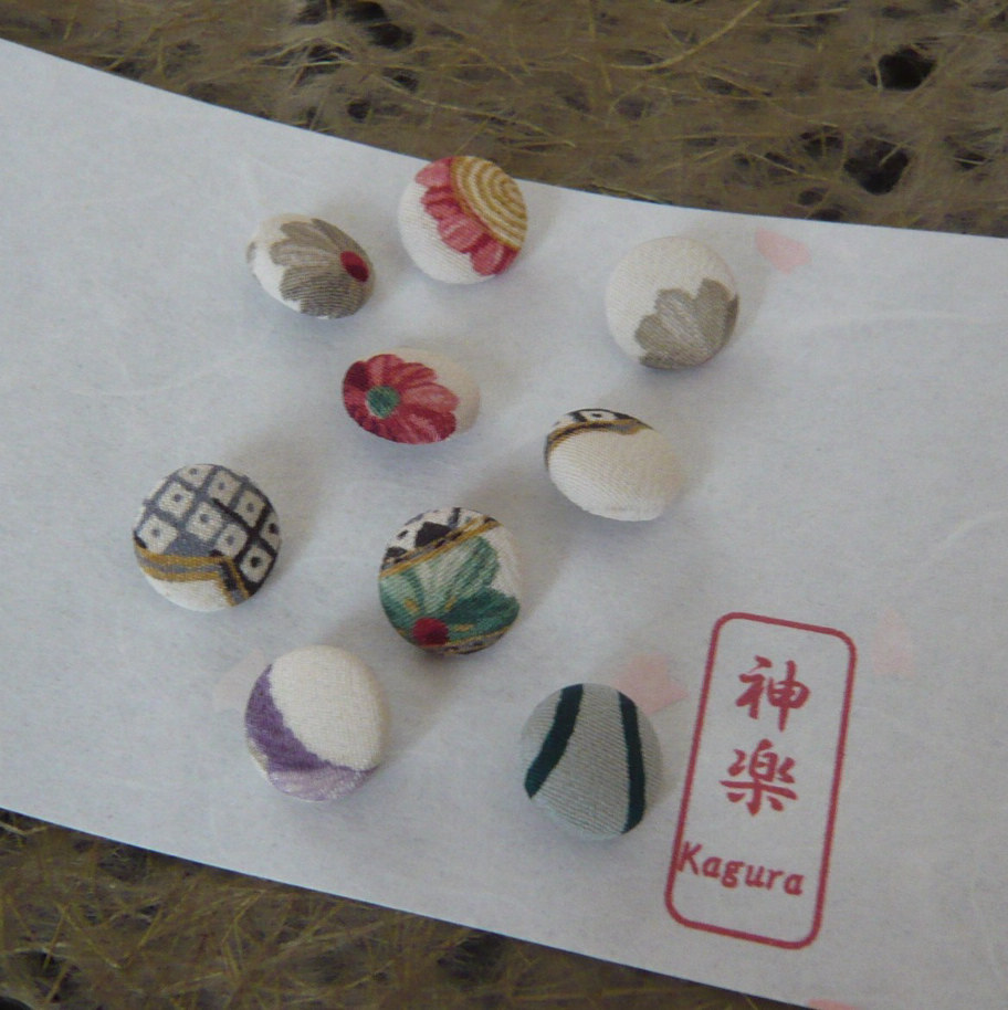 Photo3: Flower buttons (6 pcs) made of kimono fabric