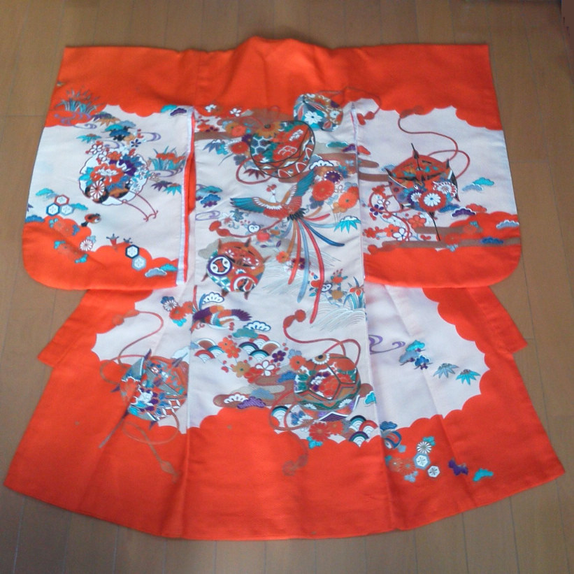 Photo2: Lovely red color and classic design. Vintage kimono for child