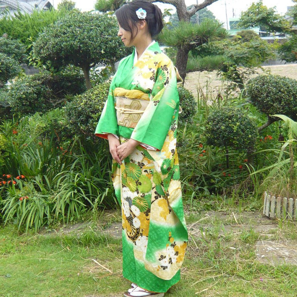 Photo: Graceful flower design and vivid green. Vintage Kimono Frisode